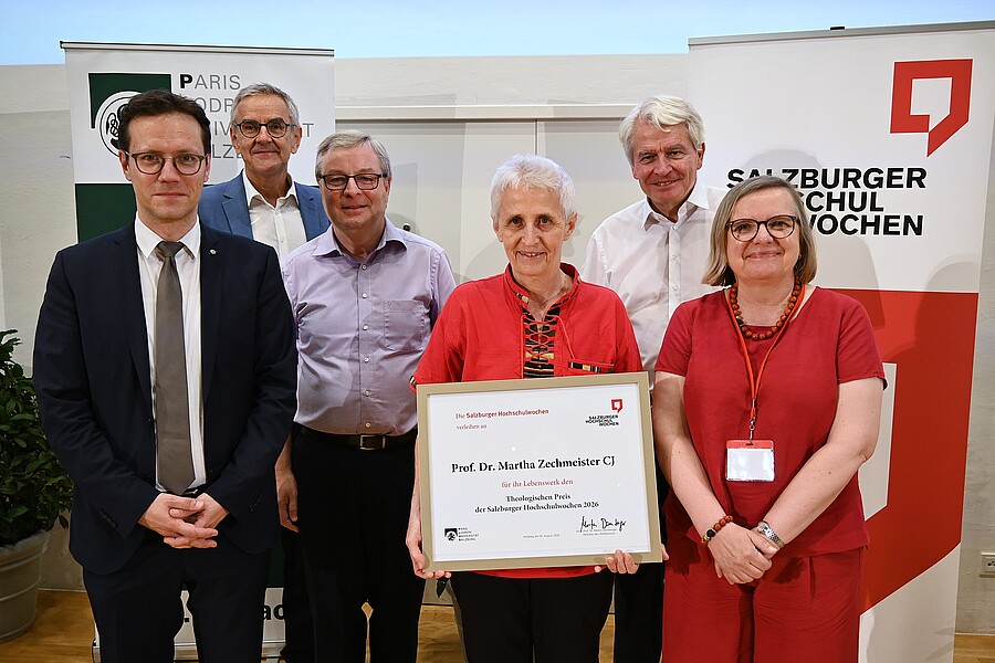 Sr. Martha Zechmeister ist am 5. August 2026 mit dem „Theologischen Preis“ der Salzburger Hochschulwochen für ihr Lebenswerk ausgezeichnet worden. Auf dem Foto v.l.: Martin Dürnberger (Obmann), Alois Halbmayr, Franz Gmainer-Pranzl, Sr. Martha Zechmei