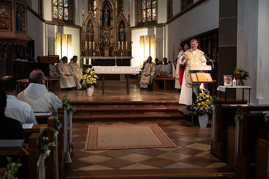 Bischof Manfred Scheuer betonte in seiner Predigt: „Beim Priesterberuf geht es ganz radikal um die Gottesfrage. Gott allein ist die Erfüllung menschlicher Sehnsucht. Und er ist der Grund menschlicher Freiheit.“ / OFM Austria/Christoph Bergmann Bischof Manfred Scheuer betonte in seiner Predigt: „Beim Priesterberuf geht es ganz radikal um die Gottesfrage. Gott allein ist die Erfüllung menschlicher Sehnsucht. Und er ist der Grund menschlicher Freiheit.“