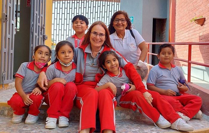 Sr. Karina Beneder mit Schülerinnen in der Schule Santa Bernardita, die sie initiiert und gegründet hat.