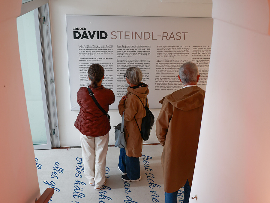 Die Ausstellung DAVID100 würdigt das Leben und Wirken von Br. David Steindl-Rast.