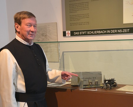 NS-Zeit im Stift Schlierbach
/ Foto Jack Haijes, Jack Haijes Im Jahre 2013 jährt sich der Einmarsch Hitlers in Österreich zum 75. Mal. Zu diesem Anlass zeigt das Stift Schlierbach eine Sonderausstellung,die die Widrigkeiten und Einschränkungen aufzeigt,denen das Kloster und die Mitbrüder während der NS-Zeit au