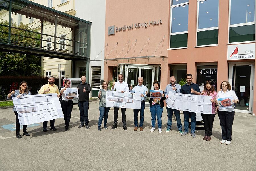 Drei Monate lang wurde das Kardinal König Haus umfassend saniert. Hier zu sehen: Das Team des Kardinal König Hauses vor dem Umbau.