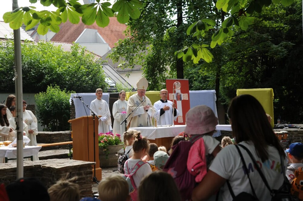 Festakt Franziskanerinnen Amstetten / Kirche bunt/Wolfang Zarl Festakt Franziskanerinnen Amstetten