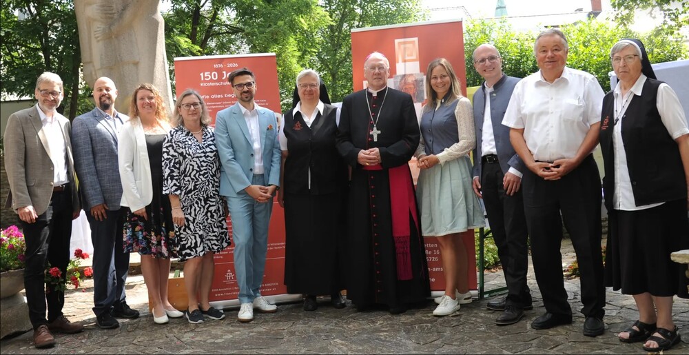 150 Jahre Klosterschule und Kindergarten: Generaloberin Sr. Franziska Bruckner und Bischof Alois Schwarz (Bildmitte) mit Weggefährtinnen und Weggefährten der Bildungseinrichtungen.
