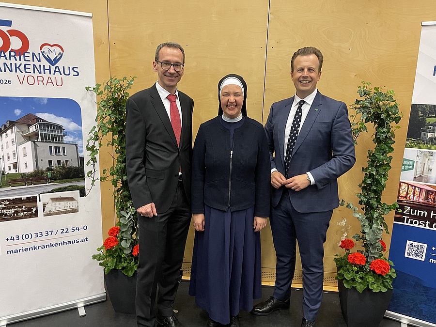 Freuen sich über 150 Jahre Marienkrankenhaus Vorau: Geschäftsführer Bertram Gangl, Generaloberin Sr. Mirjam Schmedler und Gesundheitslandesrat Karlheinz Kornhäusl (v.l.).