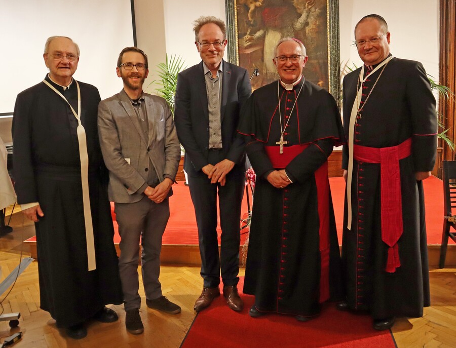Die Professoren Andreas Redtenbacher, Daniel Seper und Jan-Heiner Tück sowie Weihbischof Anton Leichtfried und der Klosterneuburger Propst Anton Höslinger (v.l.) gedachten des Liturgie-Pioniers Pius Parsch. / Stift Klosterneuburg Die Professoren Andreas Redtenbacher, Daniel Seper und Jan-Heiner Tück sowie Weihbischof Anton Leichtfried und der Klosterneuburger Propst Anton Höslinger (v.l.) gedachten des Liturgie-Pioniers Pius Parsch.