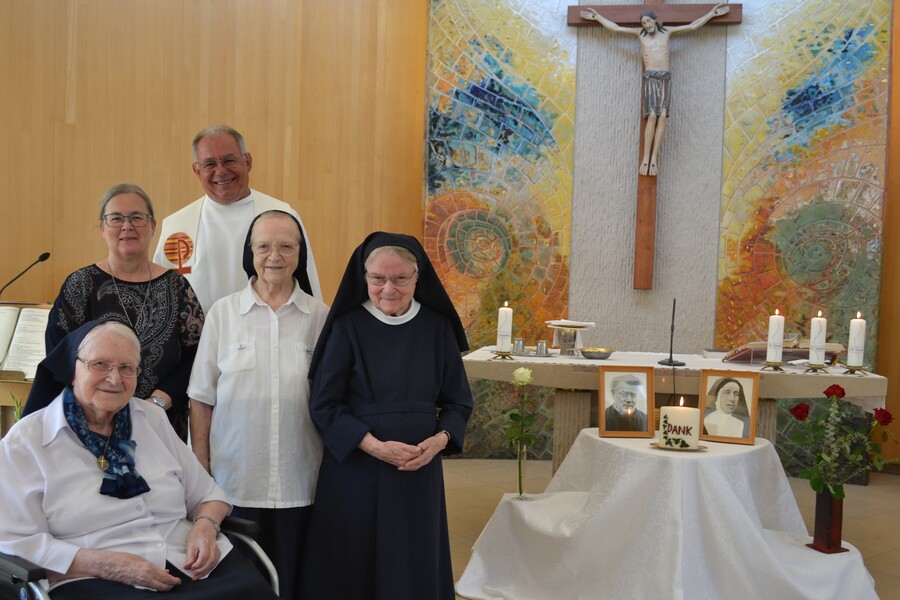Sr. Jacinta Schmid, Sr. Gisela Schupp und Sr. Doris Zweytick feierten in Pitten ihre Professjubiläen. Provinzleiterin Sr. Patricia Erber und P. Johannes Neubauer freuten sich mit ihnen.