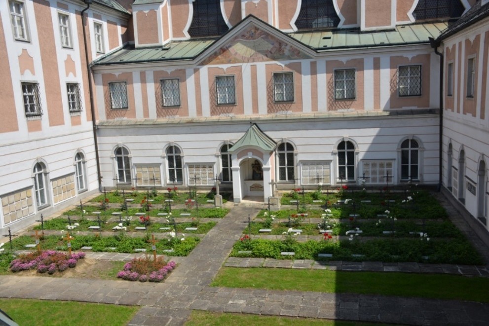 Abb. 15: Innenhof des Kreuzganges mit Konventfriedhof / © Kurt Hörbst Abb. 15: Innenhof des Kreuzganges mit Konventfriedhof