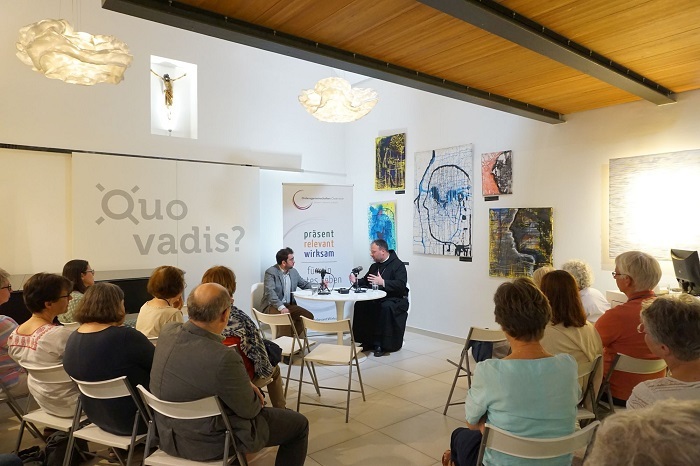Zahlreiche Gäste verfolgten im Quo vadis, dem Begegnungszentrum der Ordensgemeinschaften Österreich, den eindrücklichen Erzählungen von Abt Nikodemus Schnabel.                               