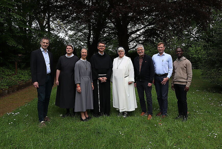 Der neugewählte Vorstand der DOK mit dem Generalsekretär (v.l.): Generalsekretär Hubert Wissing, Sr. Johanna Maria Höldrich, Sr. Susanne Bader, Br. Andreas Murk, Sr. Katharina Hemmers, P. Stefan Tertüne, Br. Konrad Schneermann, P. Peter Claver Narh.