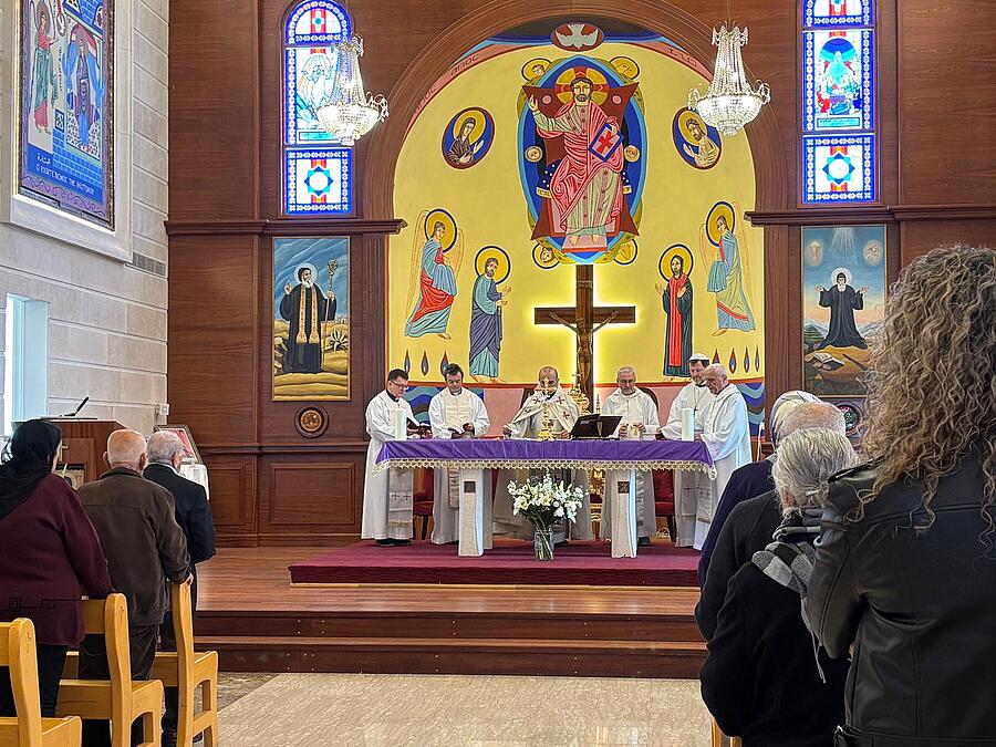 P. Siegfried Kettner, P. Laurentius Resch (1.,2.v.l.), Pfarrer Friedrich Lenhart aus Linz und Abt Reinhold Dessl (2.,3.v.r.) konzelebrierten beim maronitischen Gottesdienst in Jish/Gisch.