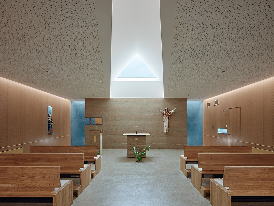 Anna Thaller gestaltete die Kapelle im Krankenhaus der Elisabethinen Graz mit einem Lehm-Holz-Konzept neu.