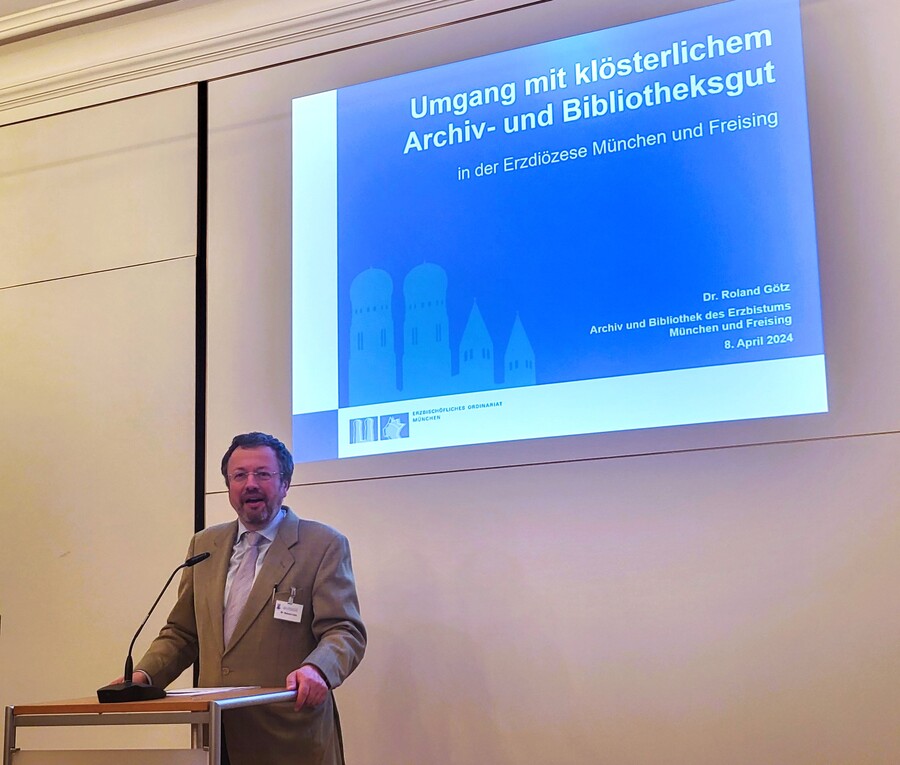 Roland Götz aus dem Archiv und der Bibliothek des Erzbistums München Freising referierte über den Umgang mit klösterlichem Archiv- und Bibliotheksgut.
