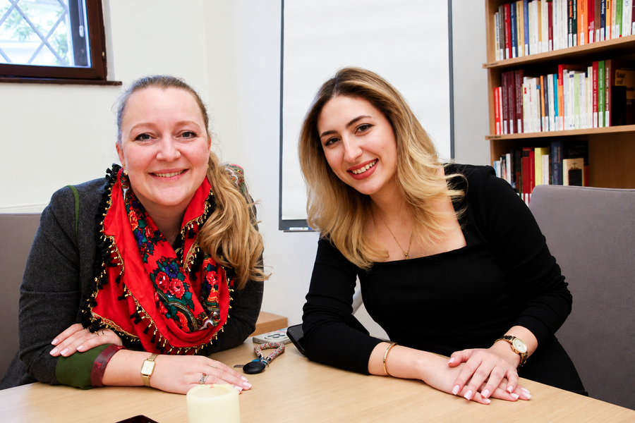Magdalena Nauderer (rechts) und Christine Wehbe (links) waren anlässlich des zehnjährigen Bestehens von Jesuit Worldwide Learning in Wien zu Gast. Im Gespräch erzählen sie, wie Bildung neue Lebensperspektiven eröffnet