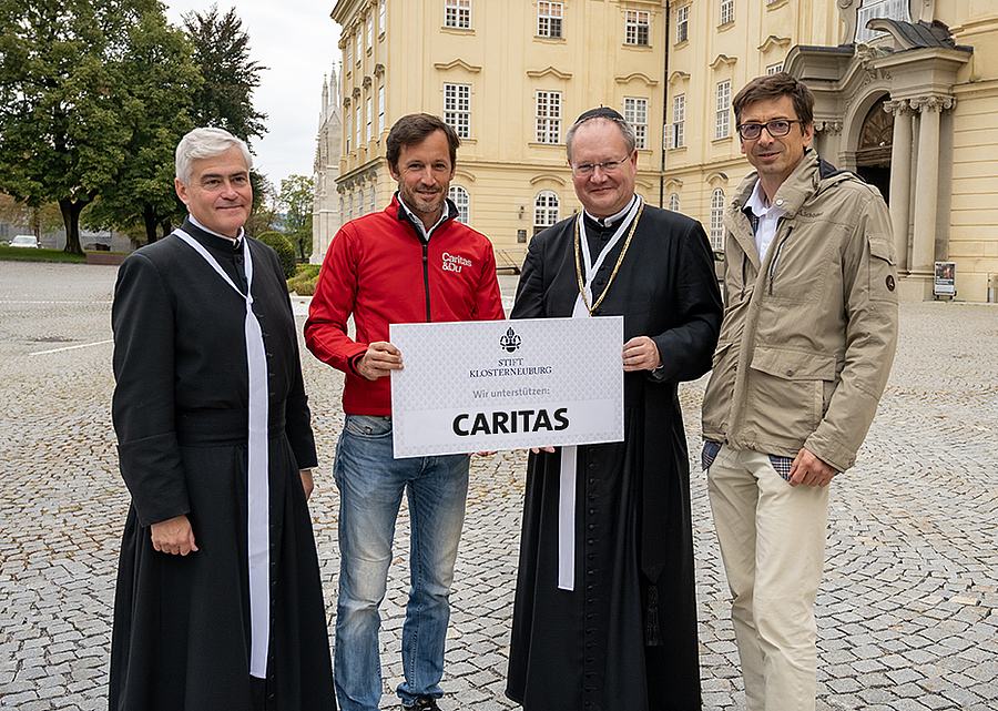Freuen sich über die Erhöhung der Unterstützung des Stifts Klosterneuburg für die Caritas (v.l.): Stiftskämmerer Elias Carr, Caritas-Direktor Klaus Schwertner, Propst Anton Höslinger und Wirtschaftsdirektor Andreas Gahleitner.