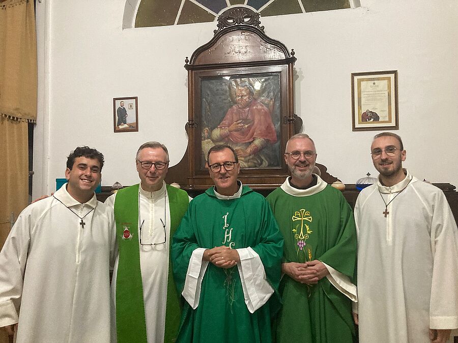 Voller Vorfreude: Novize Josè Madruga, Novizenmeister P. Antonio Perulla, Provinzial P. Gennaro Sorrentino (Europa Süd), Provinzial P. Martin Leitgöb (Wien-München) und Novize Klemens Schobesberger (v.l.).