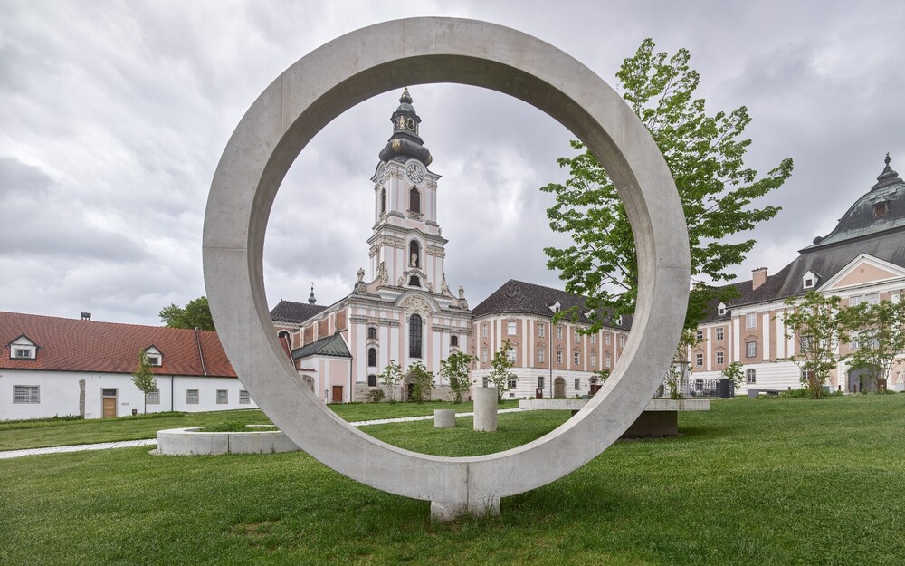 Abb. 4: „Natur-Raum“ mit Skulpturen von Wilhelm Scherübl / © Kurt Hörbst Abb. 4: „Natur-Raum“ mit Skulpturen von Wilhelm Scherübl