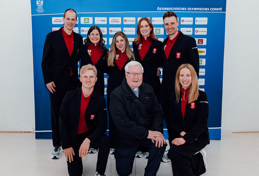 Der frühere Olympia-Seelsorger P. Bernhard Maier (vorne, Mitte) fiebert nach wie vor mit den Athlet:innen mit. Bei der Farewell-Feier des österreichischen Teams lernte er sie persönlich kennen.
