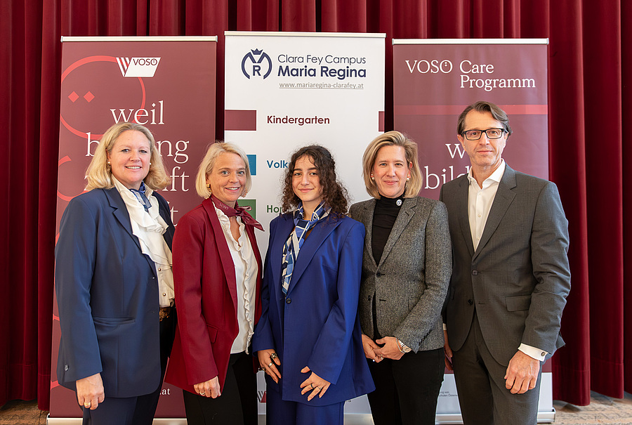 Psychologin Karin Alt, VOSÖ-Geschäftsführerin Martha Mikulka, Klassensprecherin Elen Cetinkaya, Direktorin Andrea Murtinger und Elternvereinsobmann Matthias Witzemann (v.l.) präsentierten am 8. Oktober 2026 am Clara Fey Campus Maria Regina das neue „