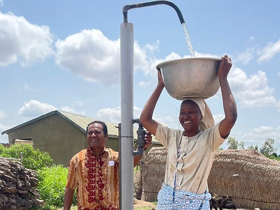 Ein neuer Brunnen in Tchirkpambou in Togo liefert sauberes Wasser.