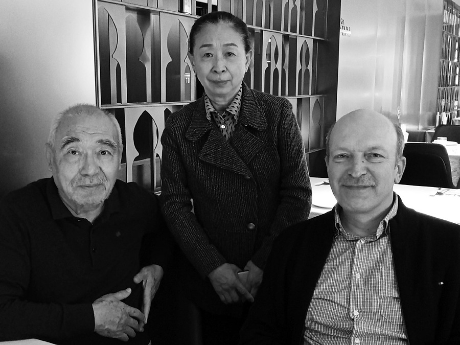 Br. Leo Leeb (r.) übersetzte das Buch des Autors Zhang Chengzhi (l.). Im Bild außerdem zu sehen: seine Frau Sua Sa. / privat Br. Leo Leeb (r.) übersetzte das Buch des Autors Zhang Chengzhi (l.). Im Bild außerdem zu sehen: seine Frau Sua Sa.