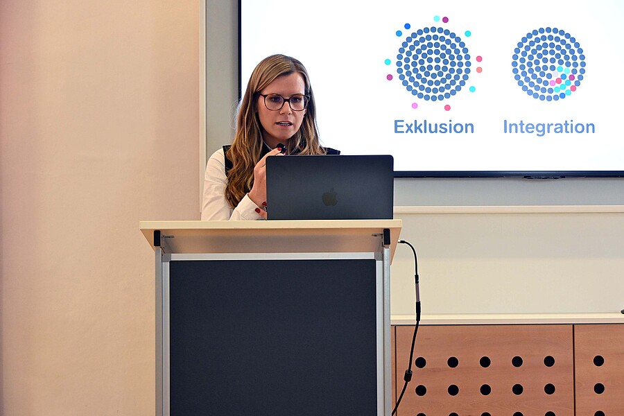 „Radikale Inklusion bedeutet:Veränderung an den Wurzeln – immer, überall, ohne Ausnahmen“, sagte Hannah Wahl. / Sametinger – CommS „Radikale Inklusion bedeutet:Veränderung an den Wurzeln – immer, überall, ohne Ausnahmen“, sagte Hannah Wahl.