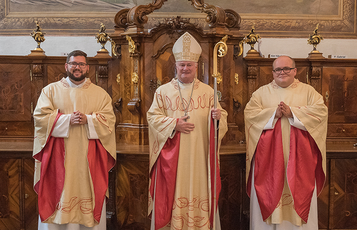 Priesterweihe / © Jack Haijes, Jack Haijes Priesterweihe im Stift Schlierbach. P. MatthŠus Haslinger und P. Jakobus Neumeier wurden am Samstag, 26. September 2020 um 15 Uhr durch Dišzesan Bischof Dr. Manfred Scheuer zum Priester geweiht. Durch Handauflegung und Gebet weihte Bischof Manfred b