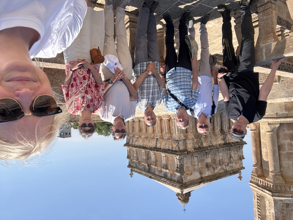 Auf dem Dach der St. Maria Kirche in Hah. (v.l.) Georg Pulling, Peter Bohynik, Thiemo Pree, Aho Shemunkasho, Andreas Kickinger, Sr. Christine Rod, Renate Magerl