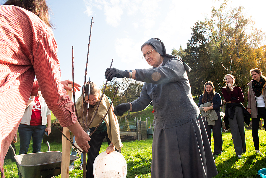 Besuch der Generaloberin: Pflanzen eines Baumes an den Don Bosco Schulen