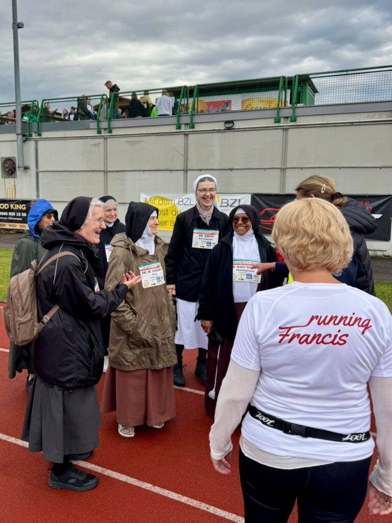 Franziskanerinnen von Vöcklabruck beim Charity-Run 2026