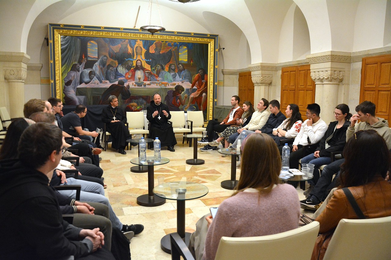 Pilgergruppe von Treffpunkt Benedikt in der Abtei Dormitio mit Abt Nikodemus Schnabel OSB und Abt Bernhard Eckerstorfer OSB