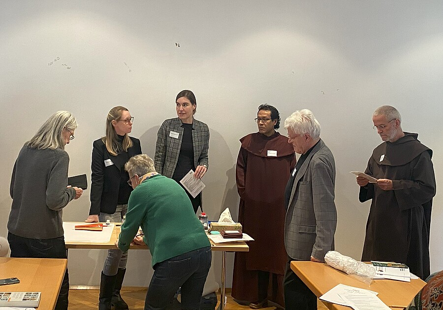 Mit dem „Inventarisierungskoffer“ durften sich die Teilnehmer:innen selbst an Beschriftungen üben.