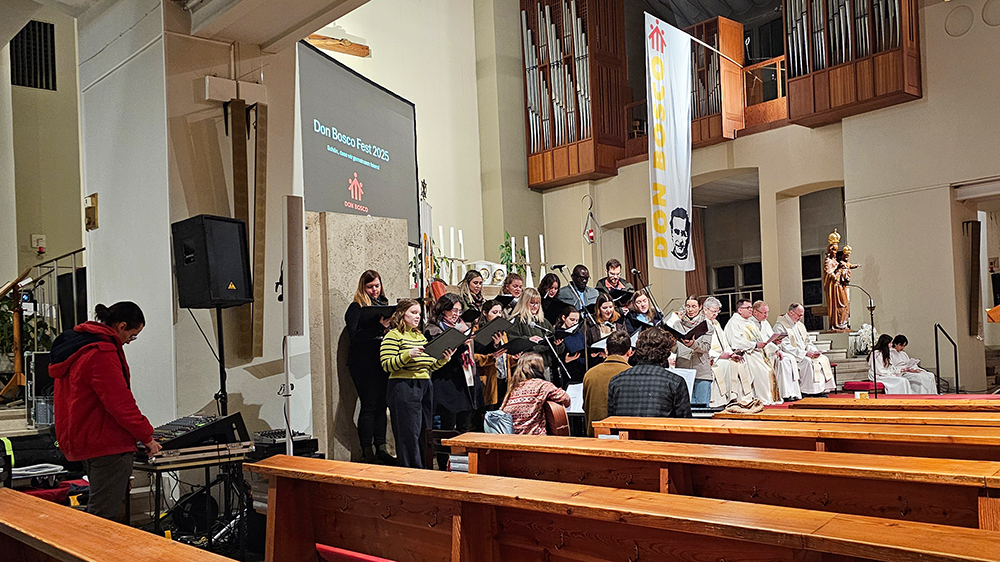 Der Chor der Salesianischen Jugendbewegung gestaltete den Gottesdienst. (c) SDB