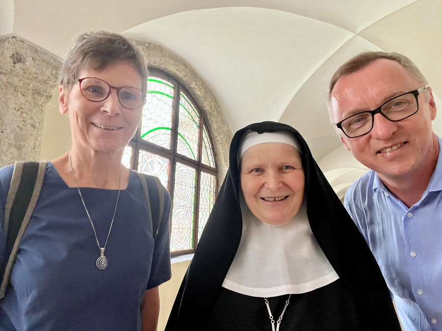 Bei den Benediktinerinnen von Nonnberg: Sr. Christine Rod (li.) und Peter Bohynik (re.) mit Äbtissin Veronika Kronlachner 