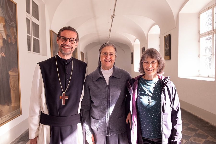 Besuch der Generaloberin: Führung durch das Stift Stams mit Abt Cyrill Greiter