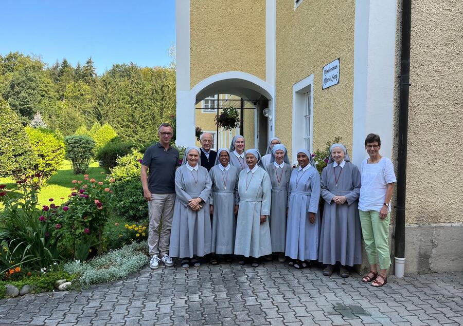 Peter Bohynik und Sr. Christine Rod mit den Missionsschwestern vom hl. Petrus Claver