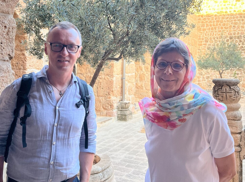 Peter Bohynik und Sr. Christine Rod im Kloster Mor Gabriel. 