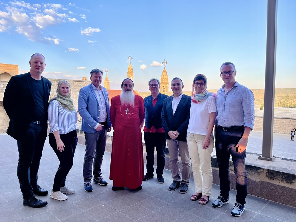 Zu Besuch bei Erzbischof Mor Timotheos Samuel Aktas (v.l.): Georg Pulling, Renate Magerl, Andreas Kickinger, Erzbischof Timotheos Samuel Aktas, Thiemo Pree, Aho Shemunkasho , Sr. Christine Rod, Peter Bohynik