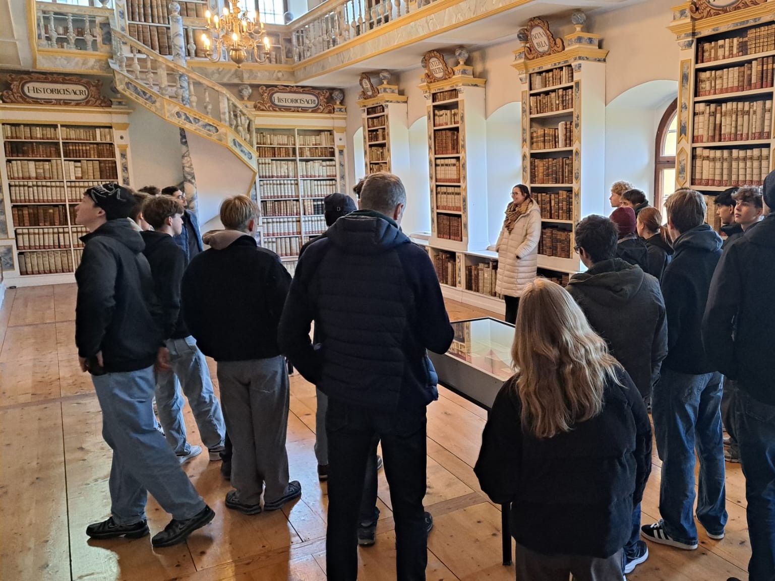 Wissen geben wir sehr gerne weiter. Eine Klasse der HTL Anichstraße war zu Besuch und erhielt Einblick in Bibliothek und Archiv. Als Miriam alte Pläne zeigte und fragte, was darauf zu sehen sei, waren die Schülerinnen und Schüler sofort begeistert.
