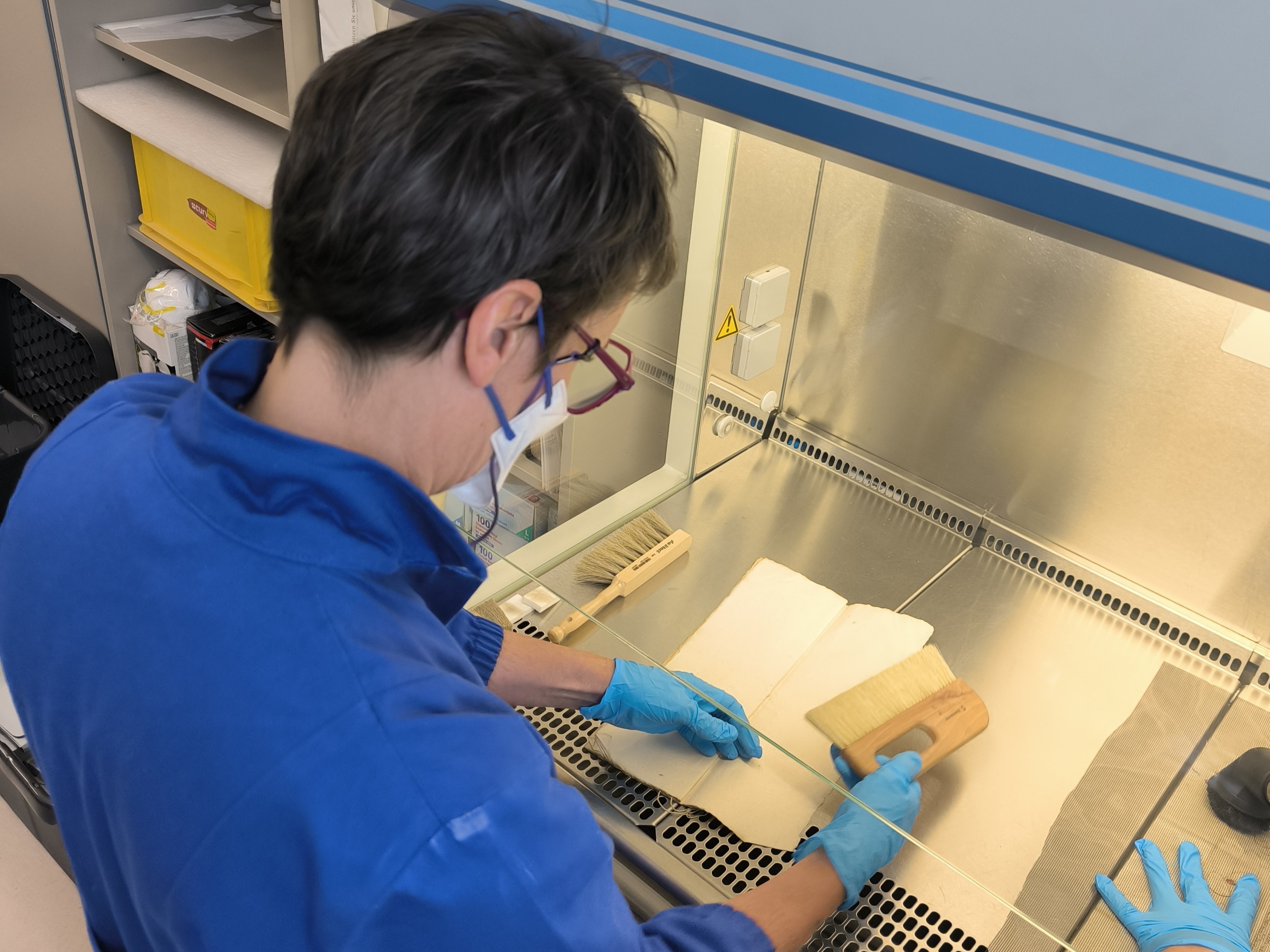 Ein großes Thema des Jahres war die Reinigung. Die Abteilung für Sondersammlungen der ULB Innsbruck stellte uns dankenswerterweise ihre Werkbank zur Verfügung. Dagmar und Daniela arbeiteten dort mehrere Tage. Am Ende waren sie schweißgebadet, aber zu