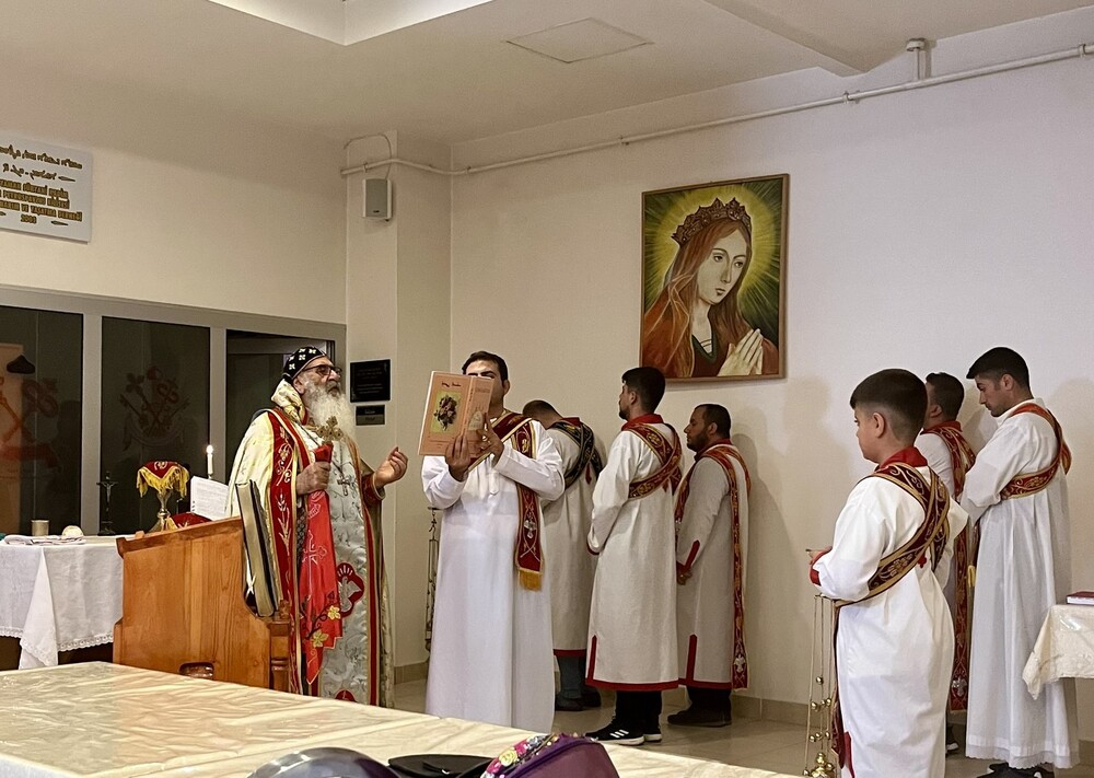 Da die Kirche nach dem Erdbeben unbenutzbar ist, wird der Gottesdienst im Gemeindesaal gefeiert. 