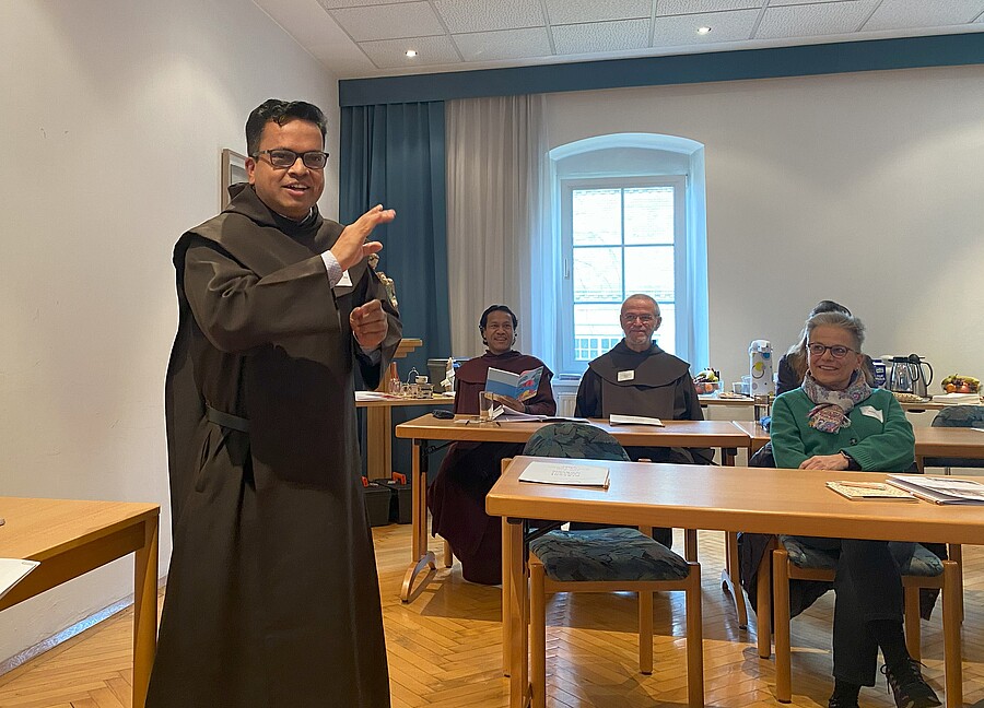 Karmeliten-Provinzial P. Paul Saji Bavakkat begrüßte die Teilnehmer:innen.