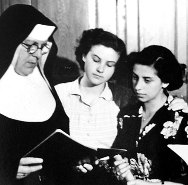 Unterricht bei den Ursulinen: Sr. Mater Lucia mit Schülerinnen / Ursulinen/Fotoarchiv Wien