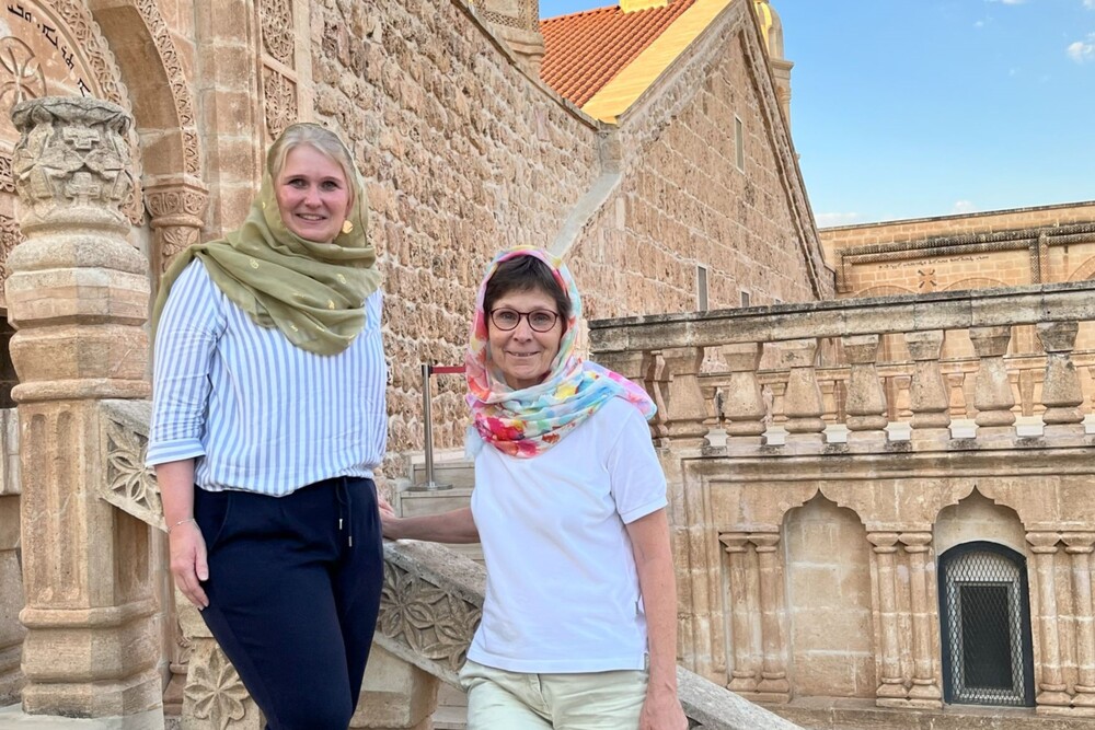 Renate Magerl und Sr. Christine Rod im Kloster Mor Gabriel
