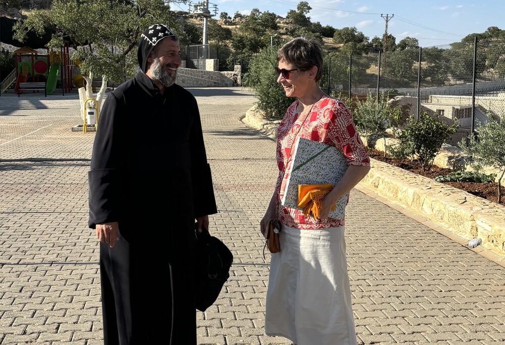 Sr. Christine Rod mit Pater Aho Bilecen vom Kloster Yakub d-Qarno.